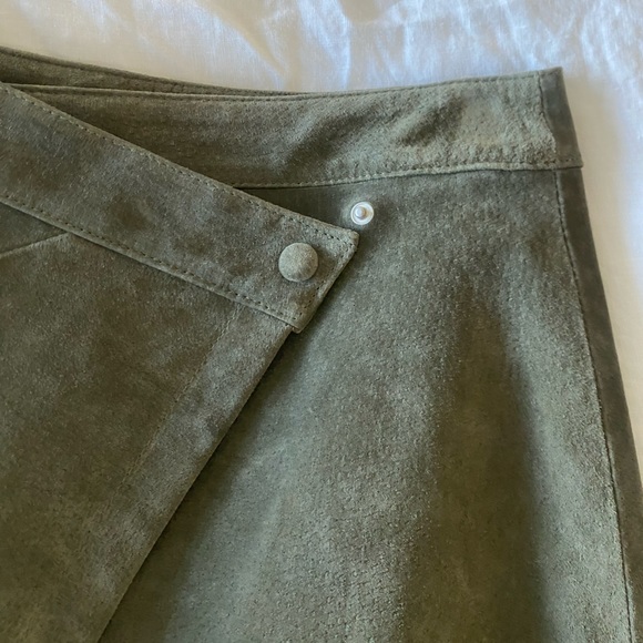 Blank NYC snap front suede skirt herb green size 25 - Picture 5 of 8